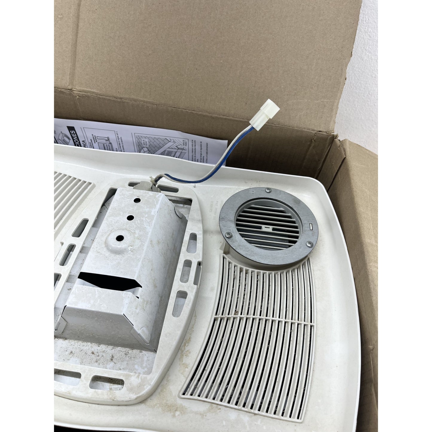 NuTone Exhaust Fan 110 CFM Ceiling Mounted With Light & 1500W Heater 765H110L