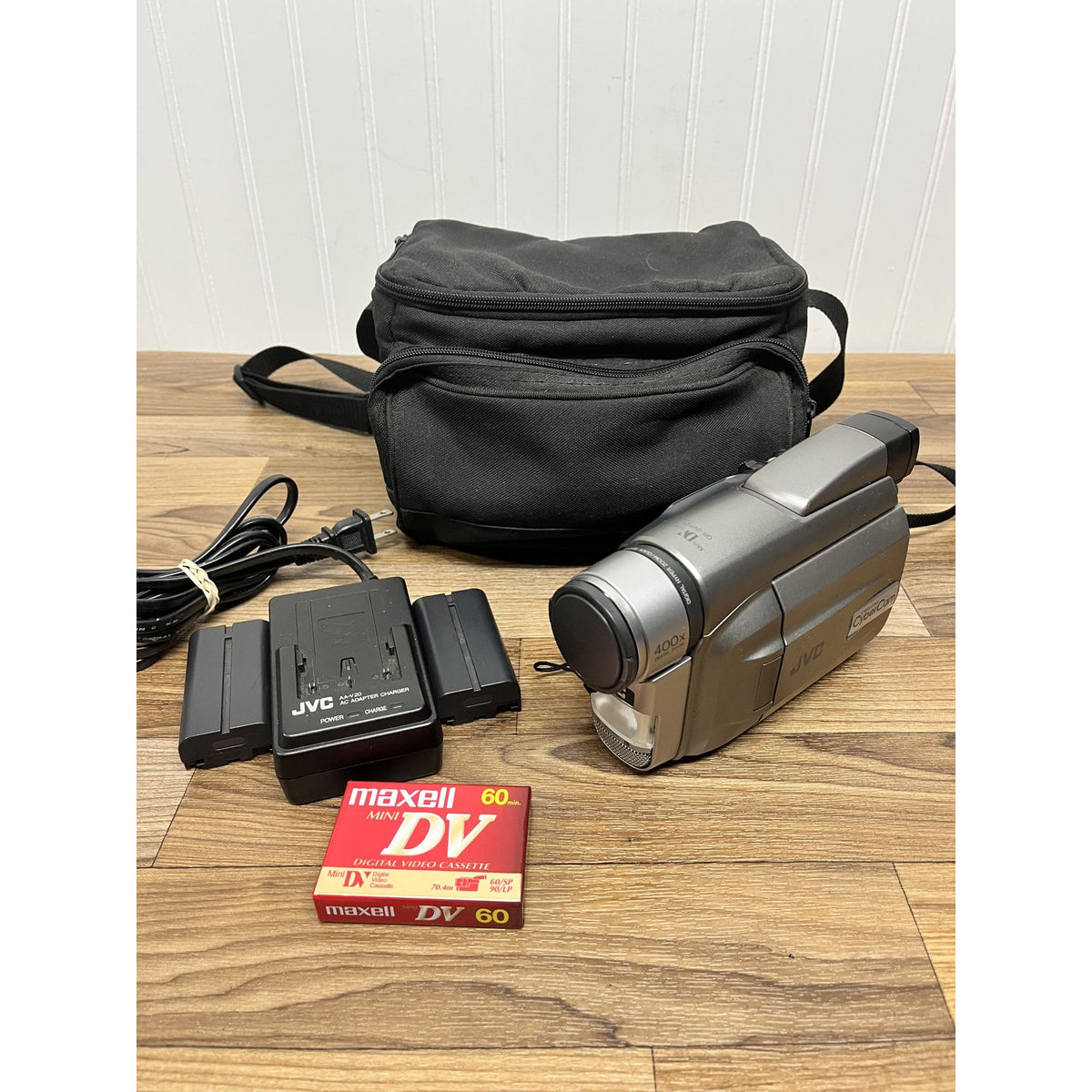 JVC CyberCam Mini DV Video Camera GR-DVF21U Battery, Charger, New Tape