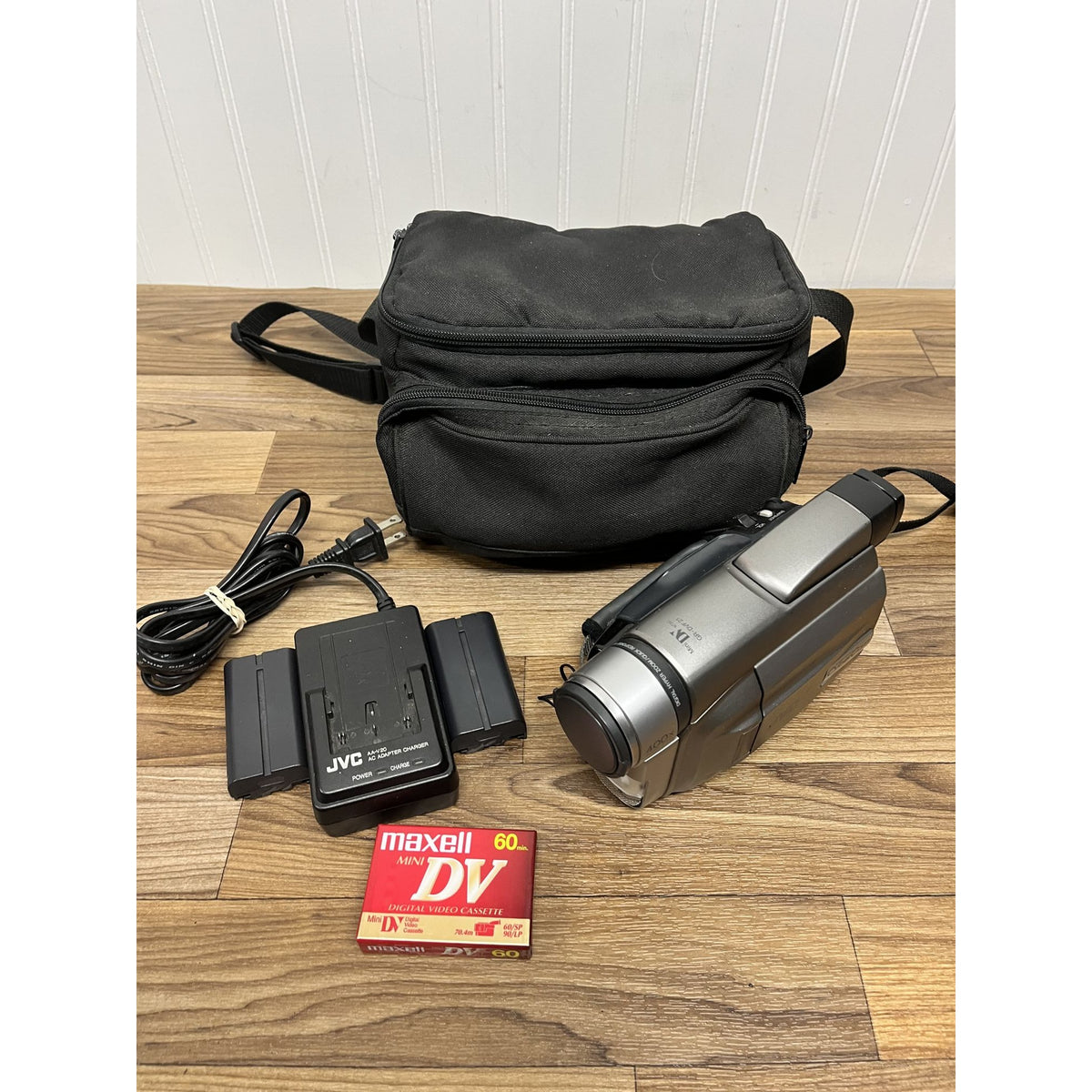 JVC CyberCam Mini DV Video Camera GR-DVF21U Battery, Charger, New Tape