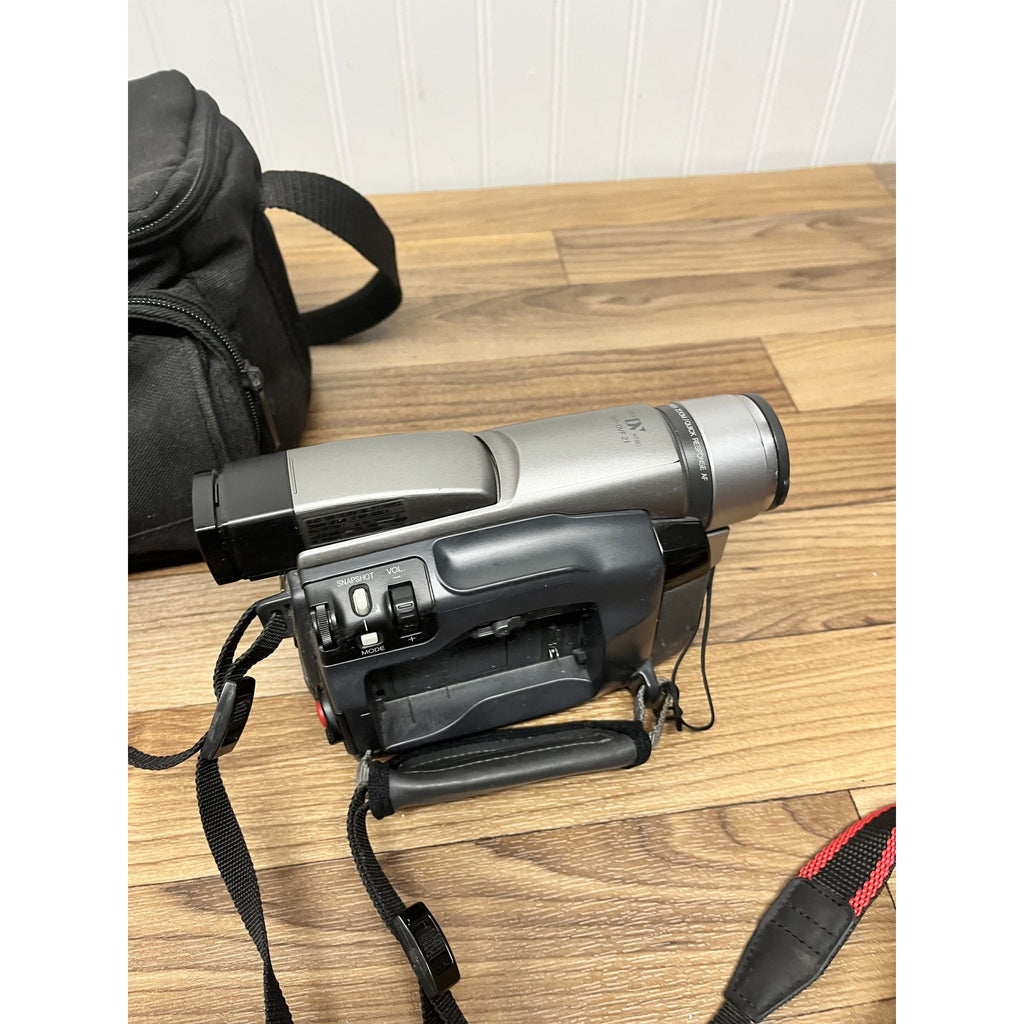 JVC CyberCam Mini DV Video Camera GR-DVF21U Battery, Charger, New Tape