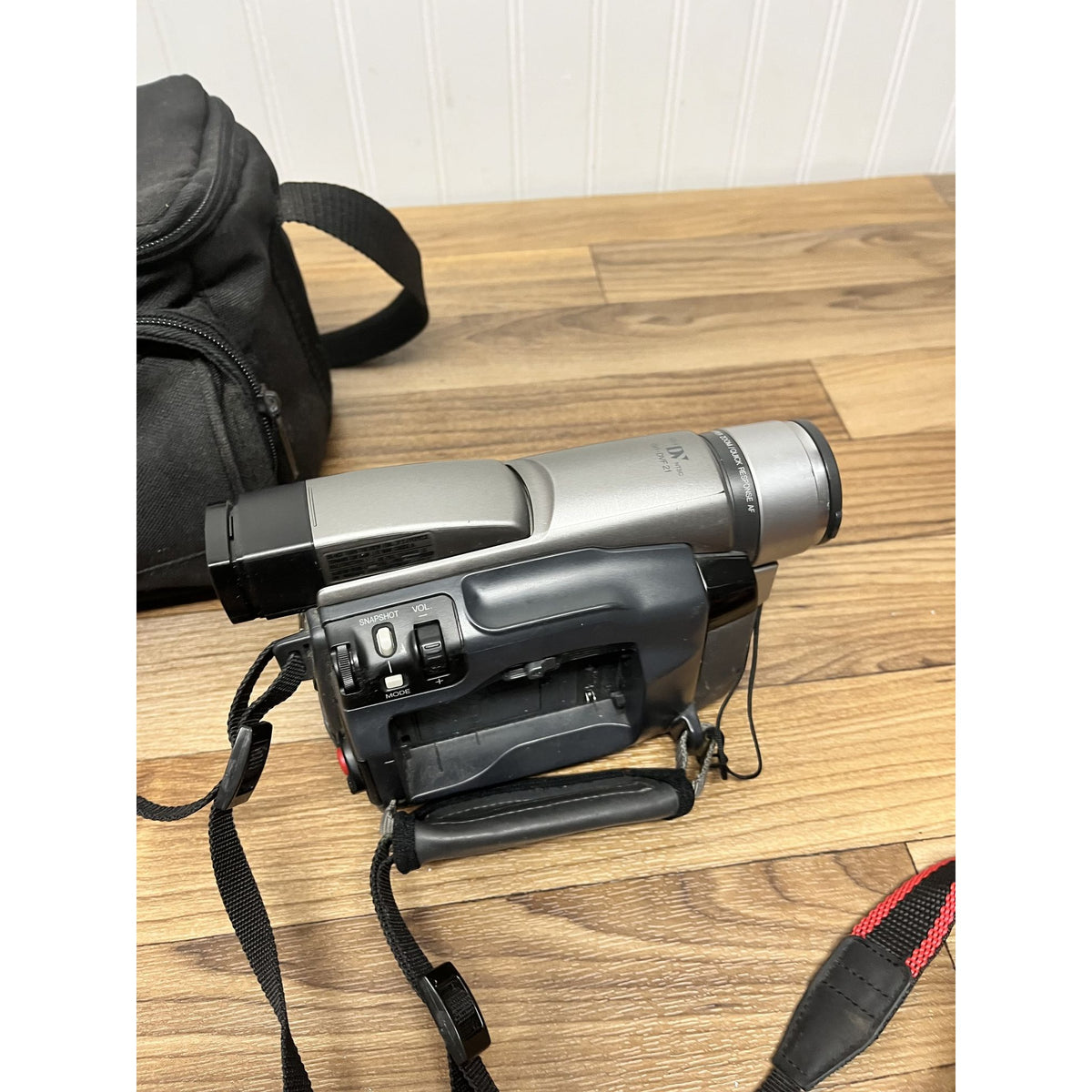 JVC CyberCam Mini DV Video Camera GR-DVF21U Battery, Charger, New Tape