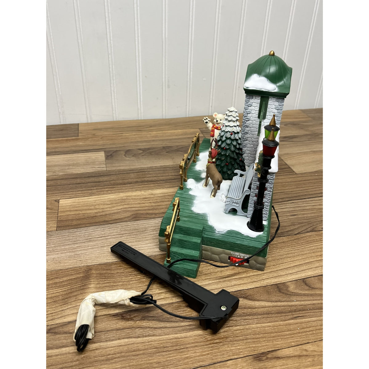 New Bright Holiday Express DILLARDS Reindeer MUSICAL CLOCK TOWER TRAIN STATION