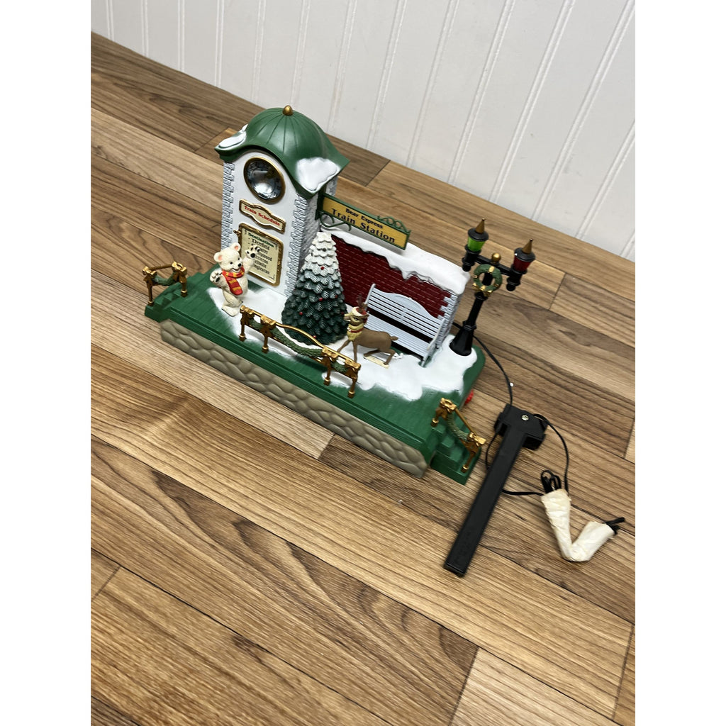 New Bright Holiday Express DILLARDS Reindeer MUSICAL CLOCK TOWER TRAIN STATION