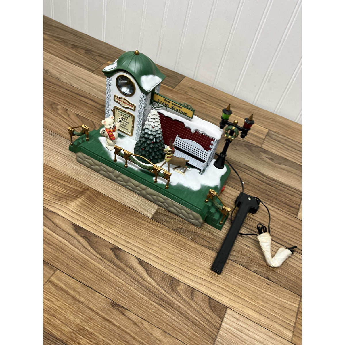 New Bright Holiday Express DILLARDS Reindeer MUSICAL CLOCK TOWER TRAIN STATION