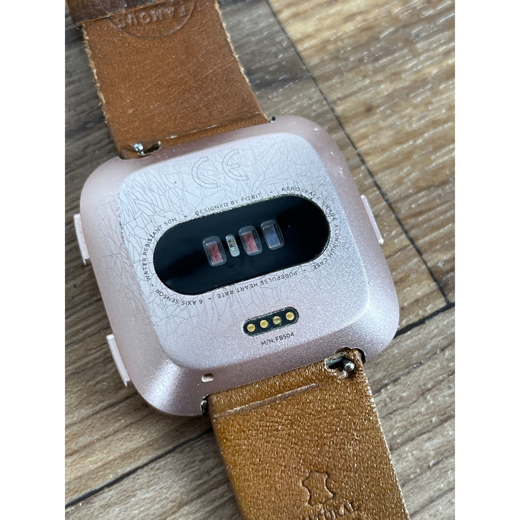 Fitbit Versa FB504 Smart Watch With Black Band - With Charger -